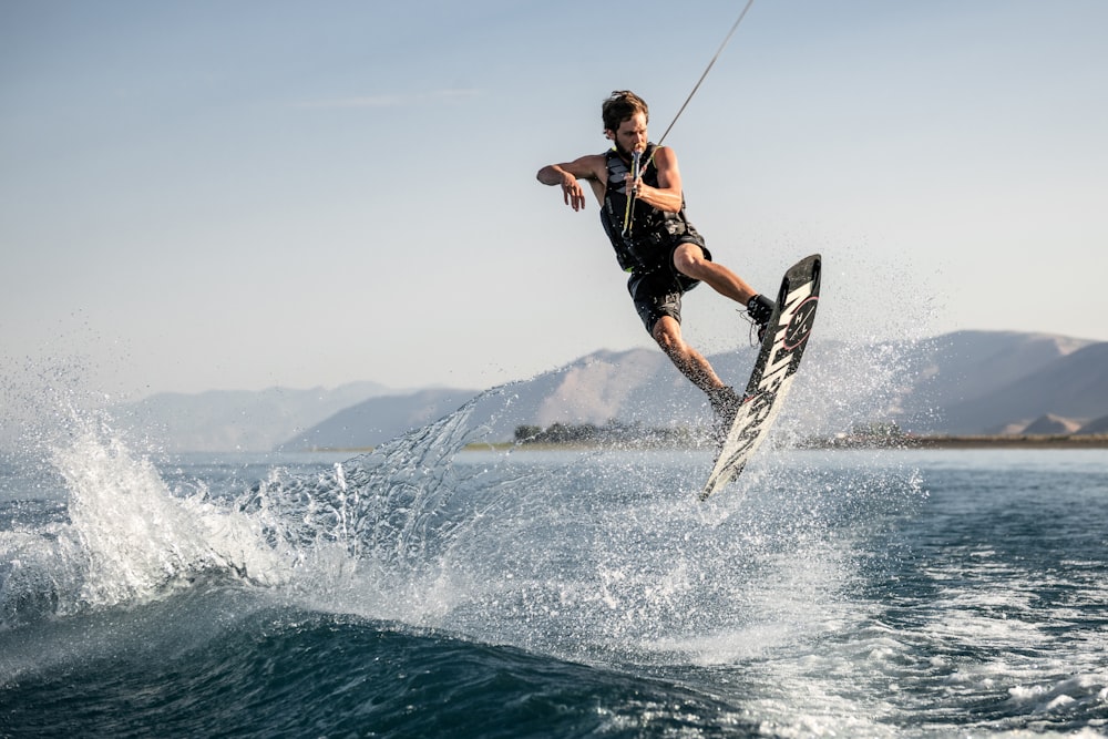 Un uomo kite surf sul mare