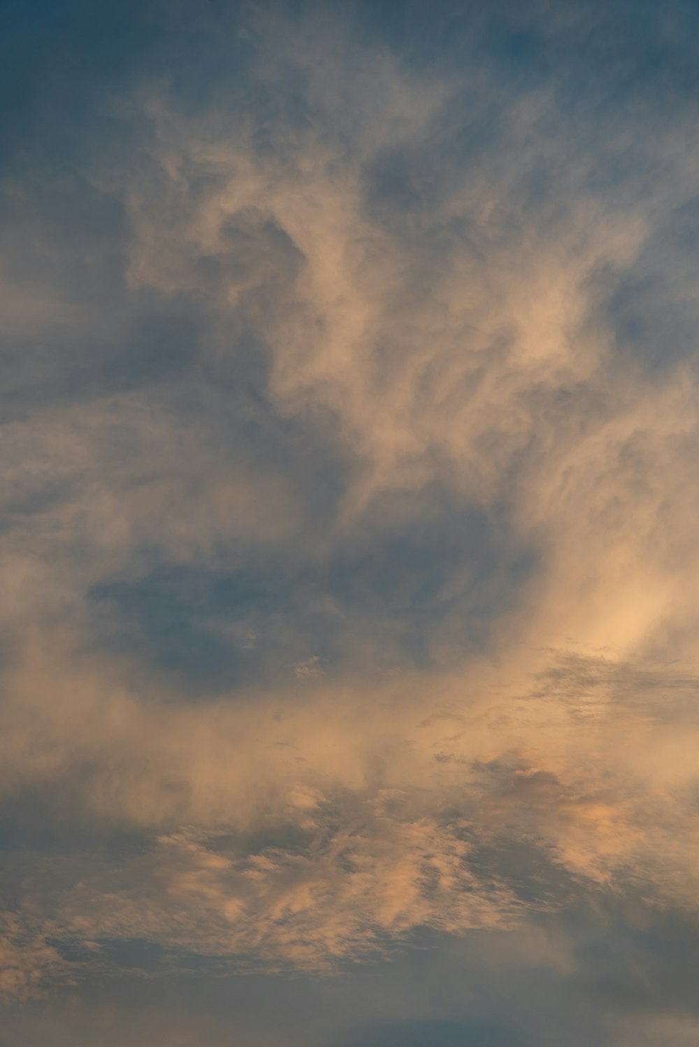 Un ciel nuageux avec des nuages légers