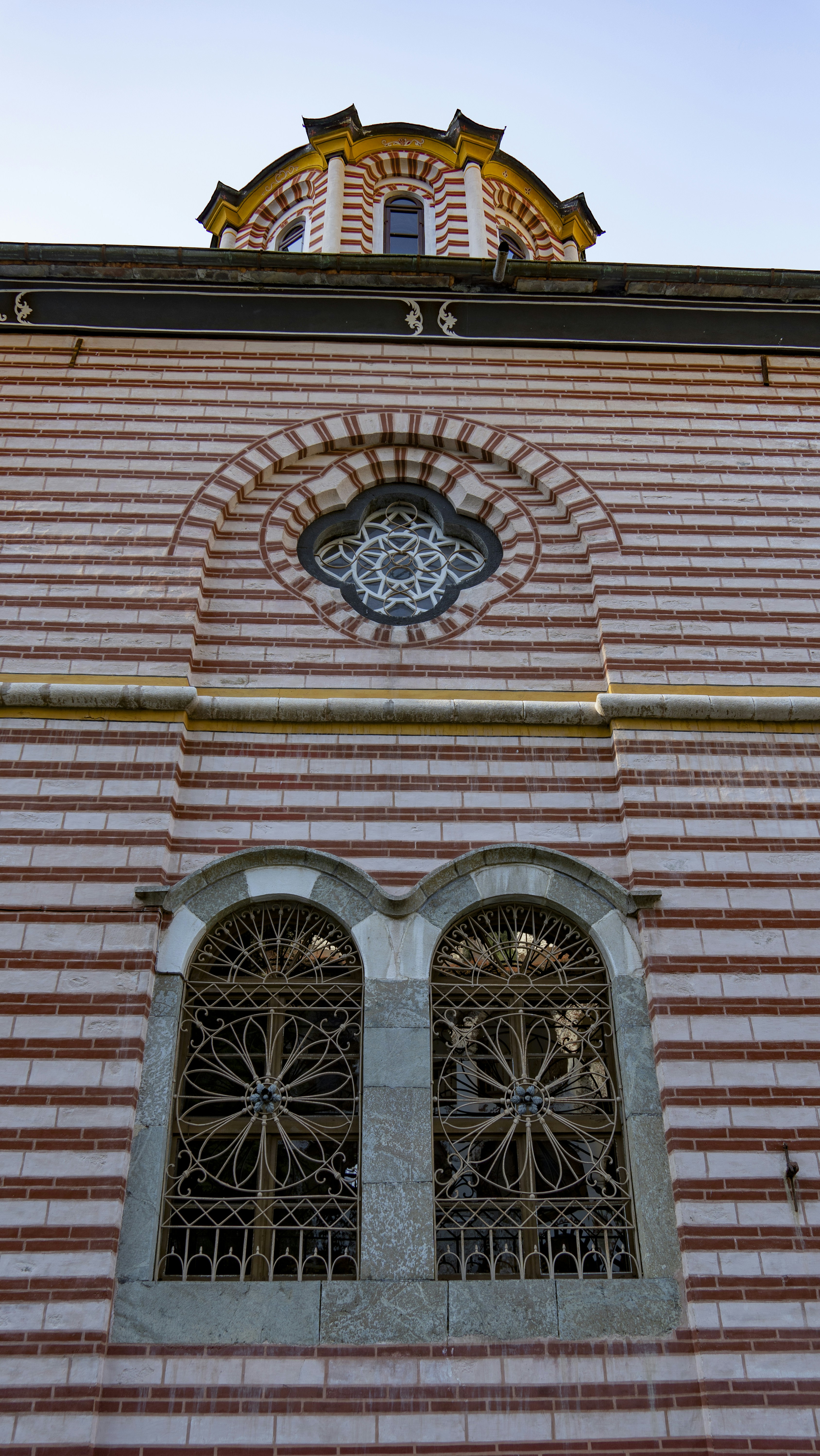 Ein Backsteingebäude mit einer Uhr