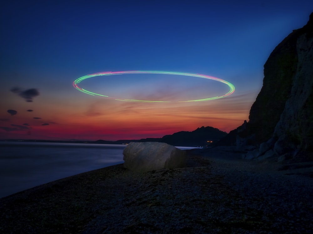 Un arco iris sobre un cuerpo de agua