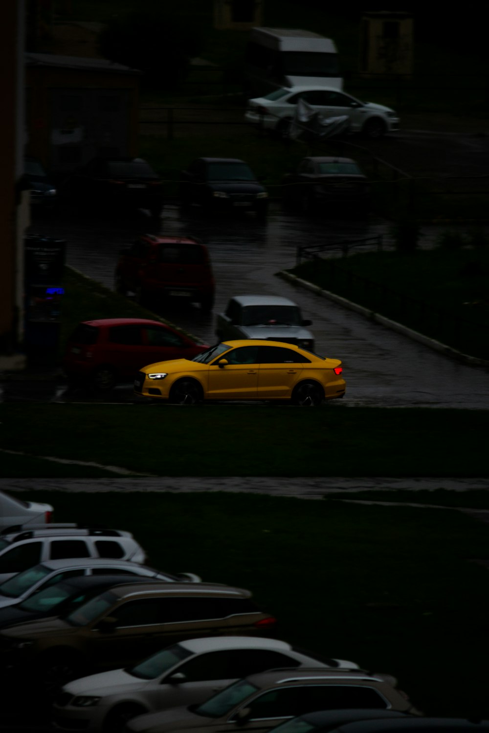 Un coche amarillo estacionado en un estacionamiento