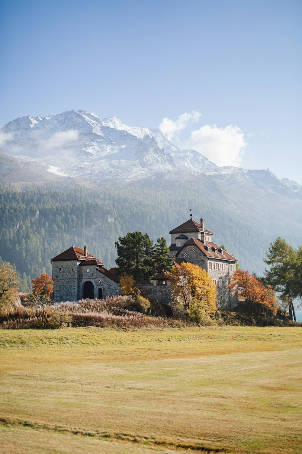 Un edificio con una montagna sullo sfondo