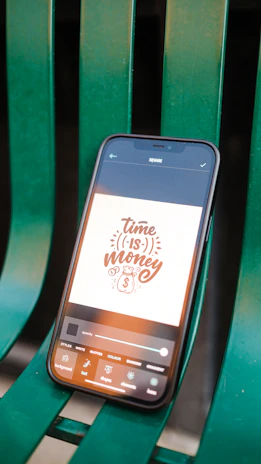 Close-up of a smartphone screen showing the Orçamento Fácil app interface with budget details.