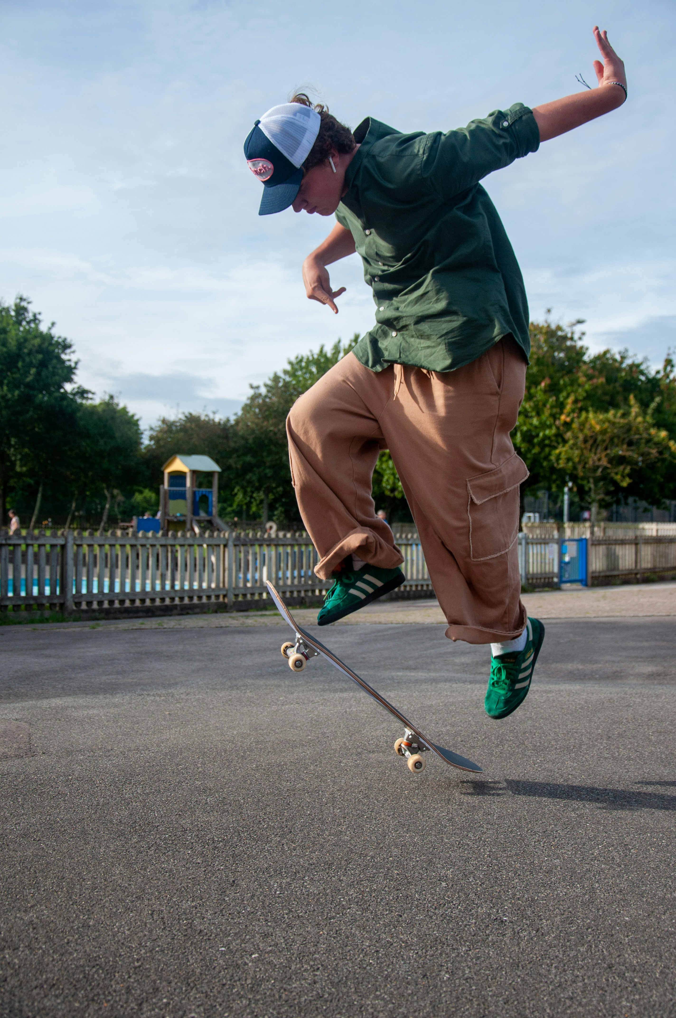 Un homme faisant un tour sur une planche à roulettes