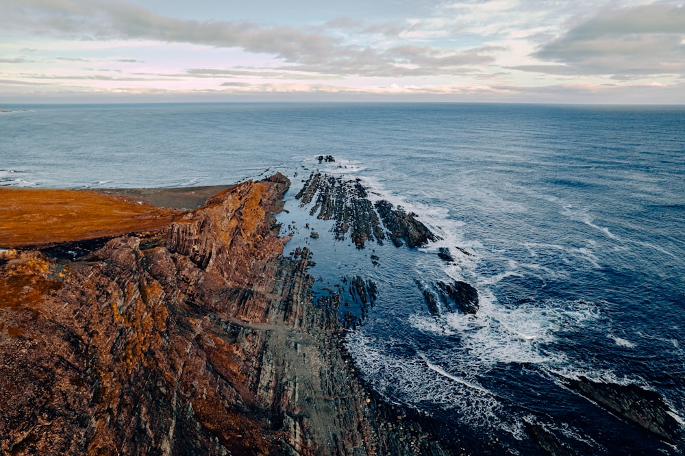 Un acantilado rocoso junto al océano