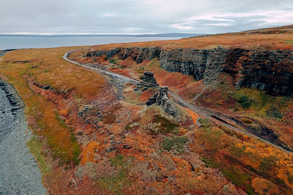 une rivière qui traverse un canyon