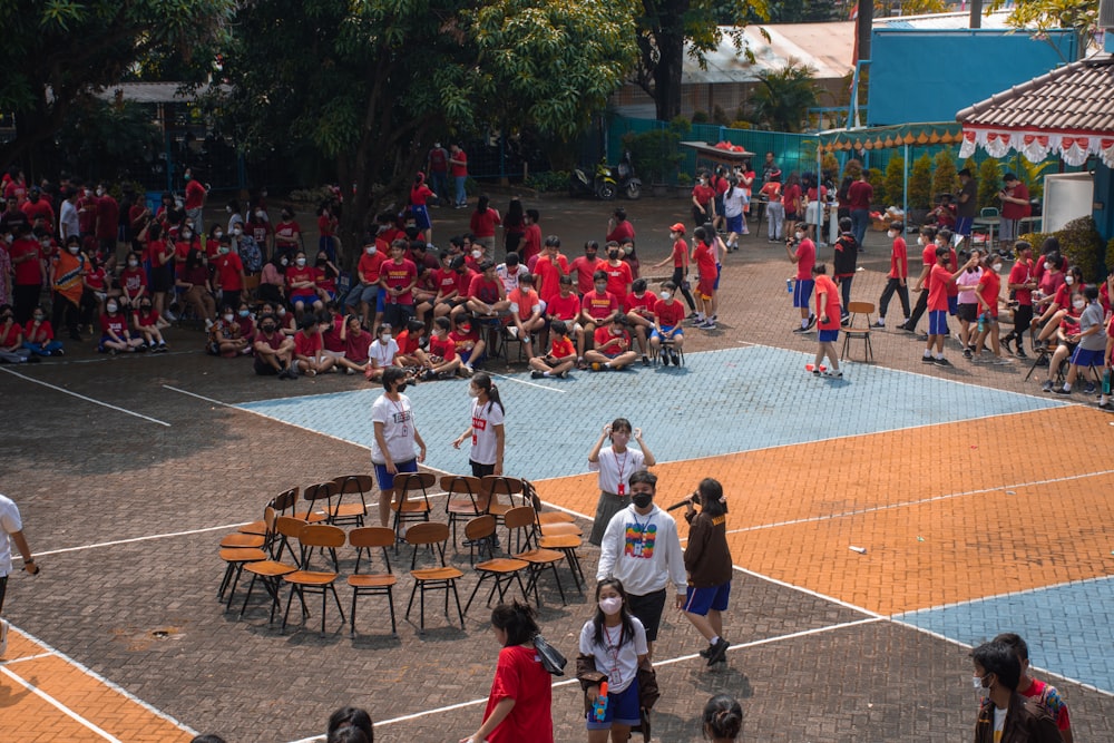 um grupo de pessoas em uma pista