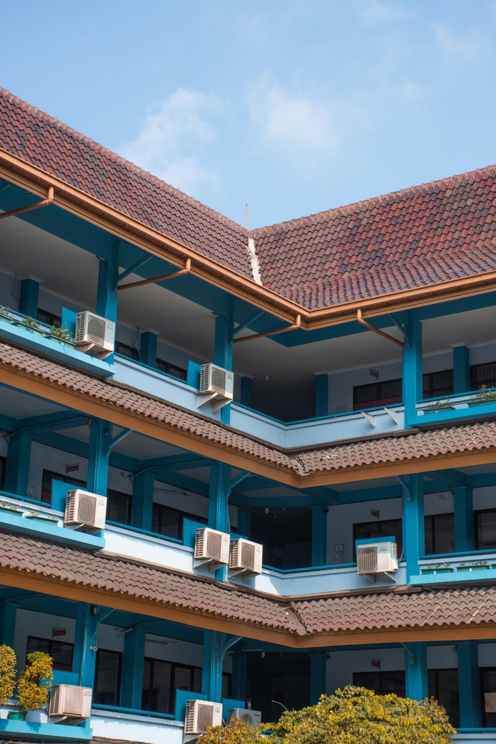 um edifício com um telhado vermelho