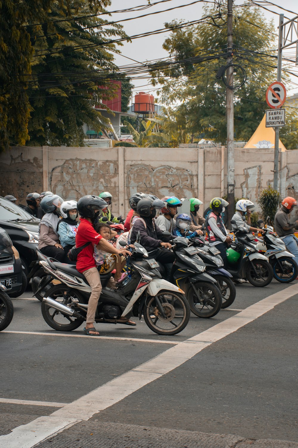 un gruppo di persone in moto