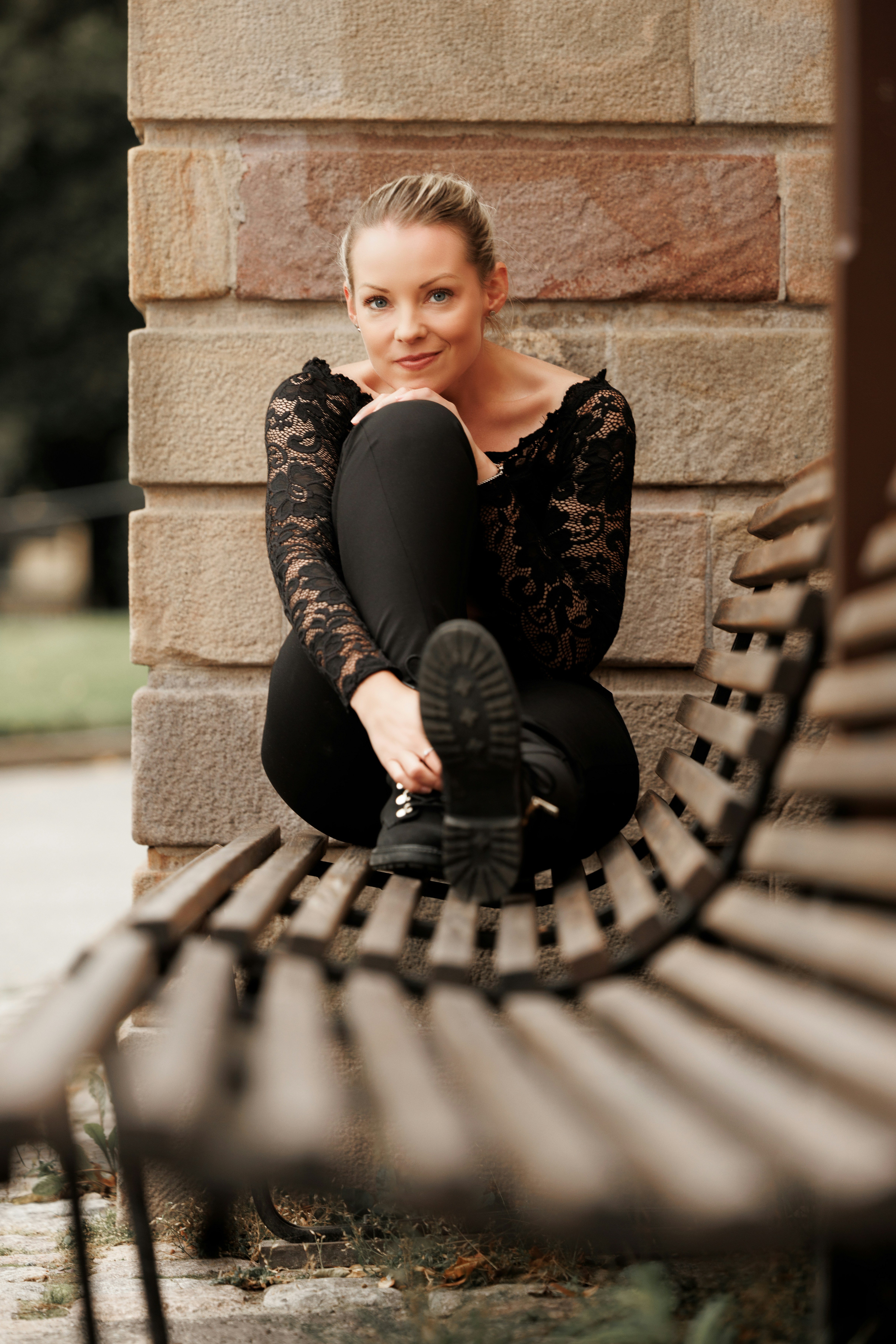 great photo recipe,how to photograph model sofie (instagram: @sofiepersson87) in stockholm, sweden. ; a person sitting on a bench