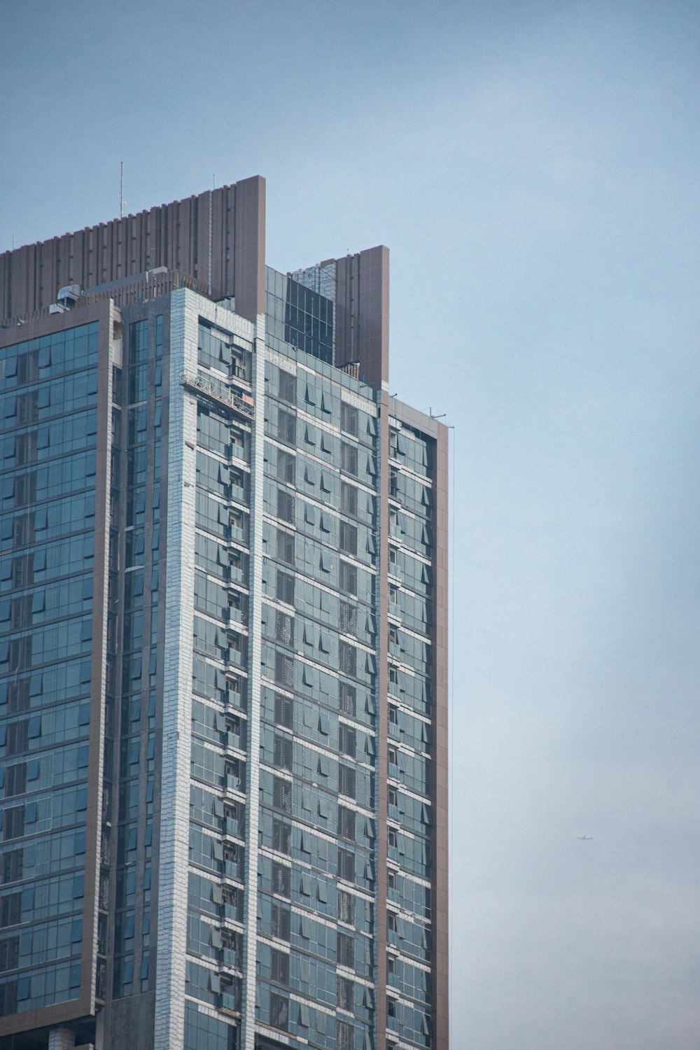 Un edificio alto con muchas ventanas