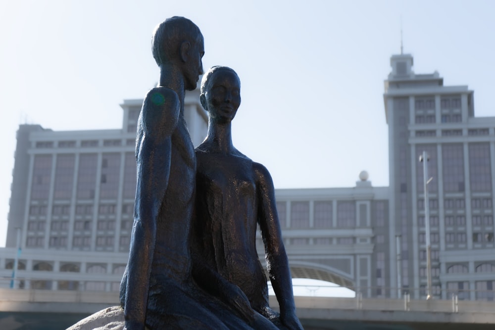 una estatua de un hombre y una mujer