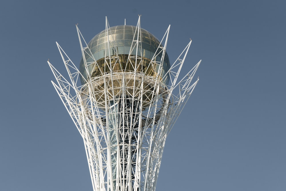 una alta torre de metal