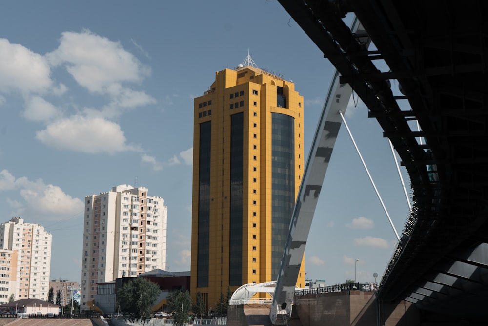 Un edificio alto con un puente