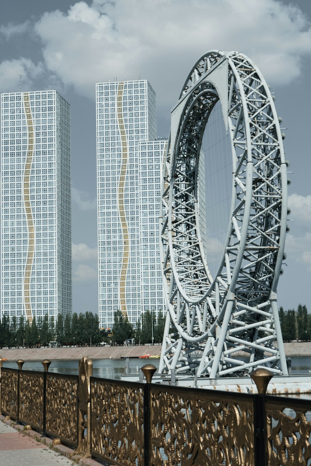 Una gran escultura de metal