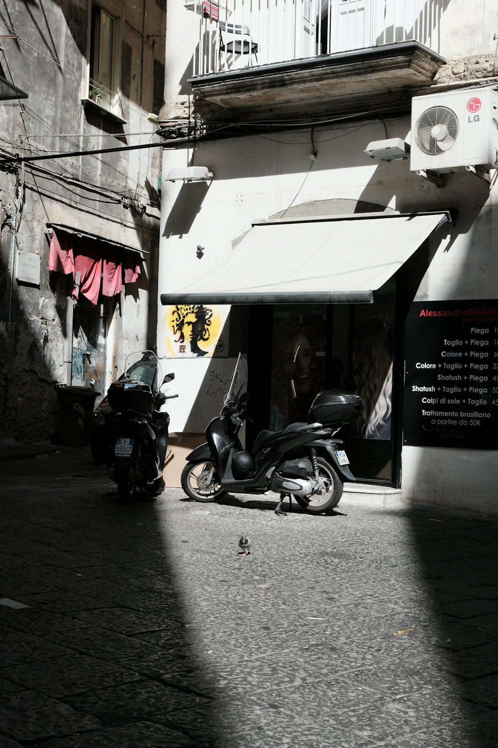 motocicletas estacionadas afuera de una tienda