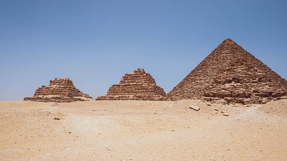 Un grupo de pirámides en un desierto