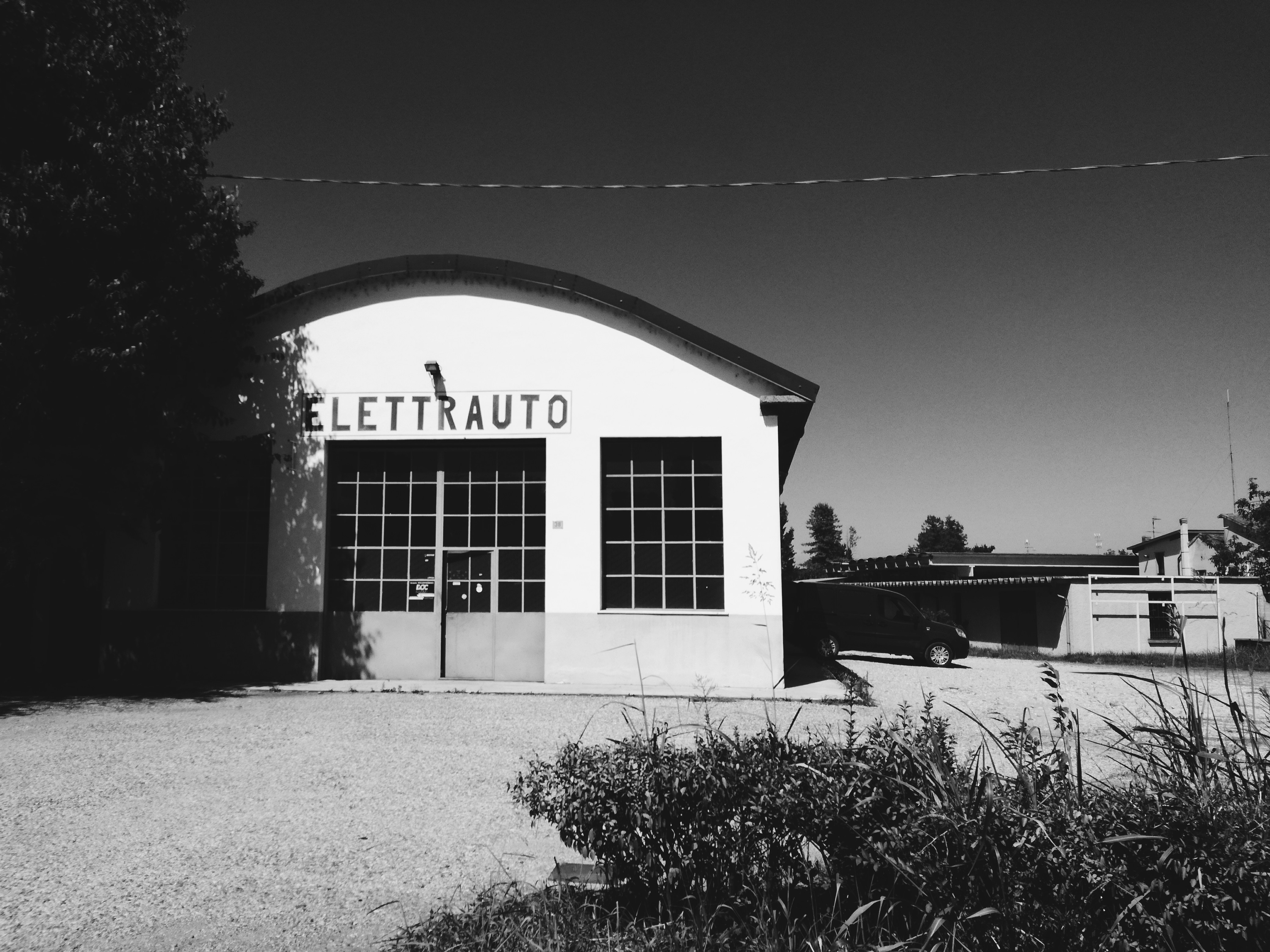 un bâtiment avec une enseigne