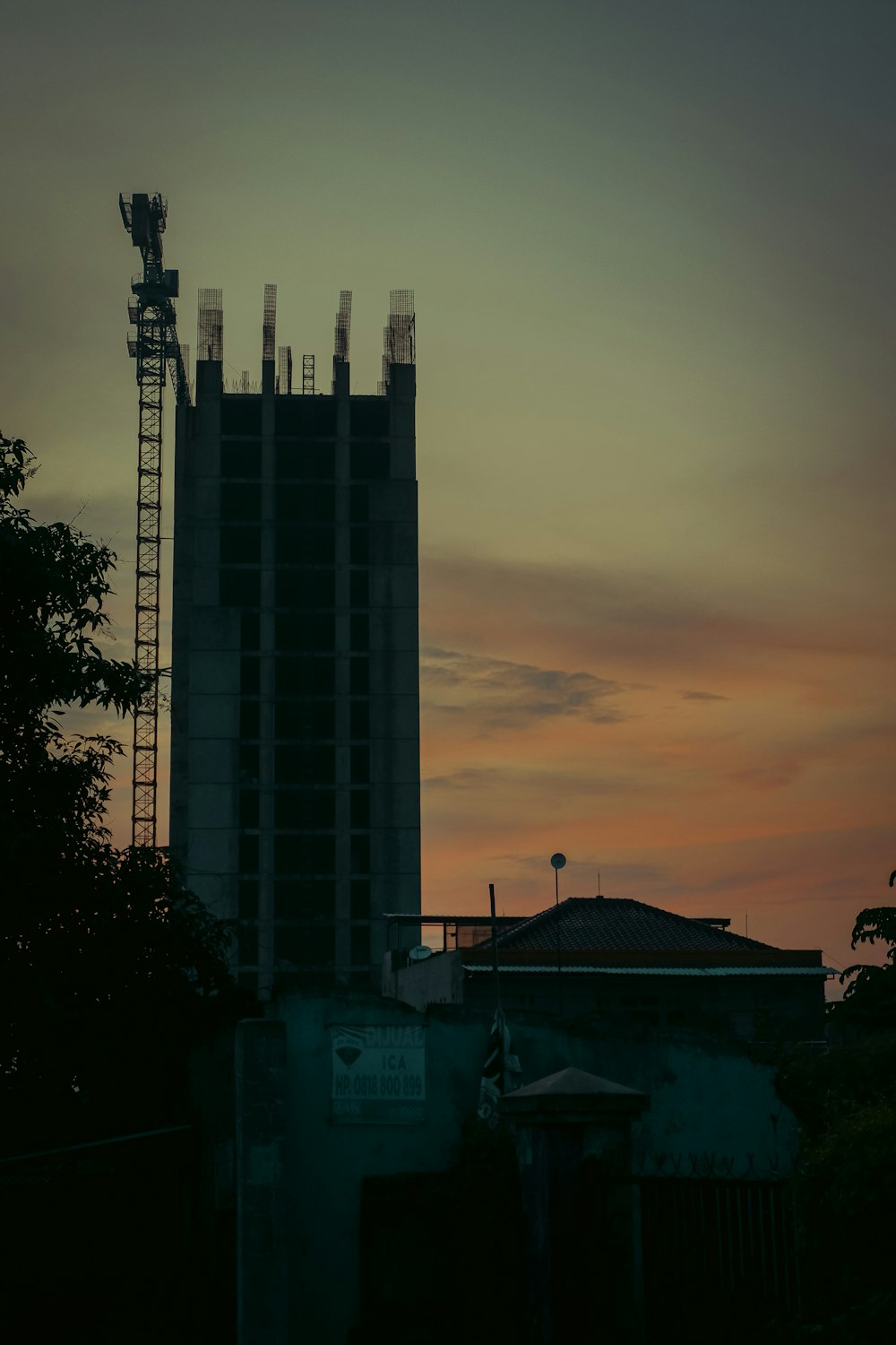 Un edificio alto con una torre