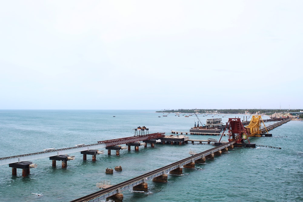 Un muelle con un barco en el agua