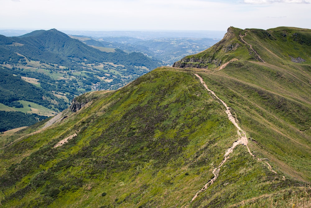 Una strada tortuosa attraverso una valle