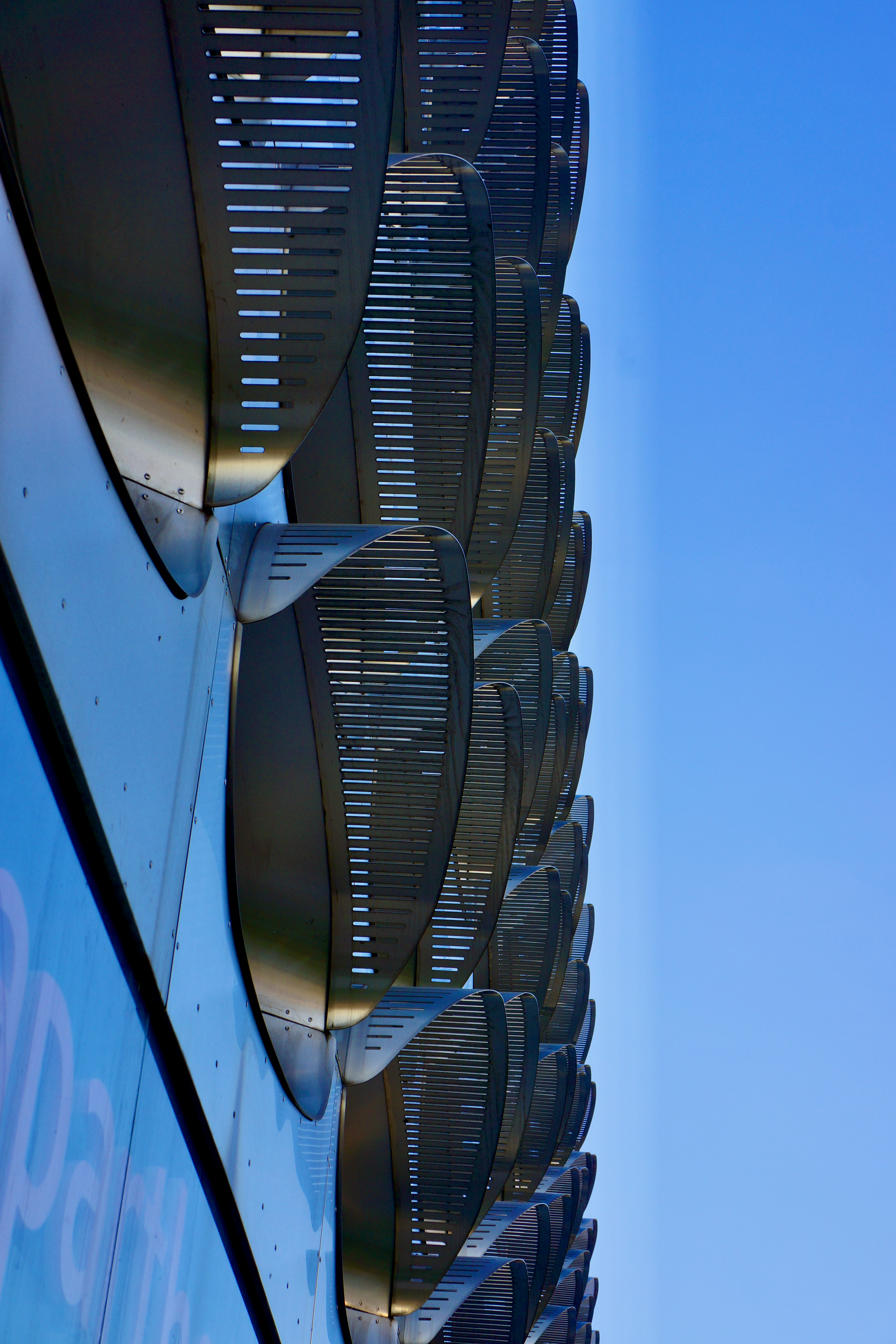 un gros plan d’un grand immeuble