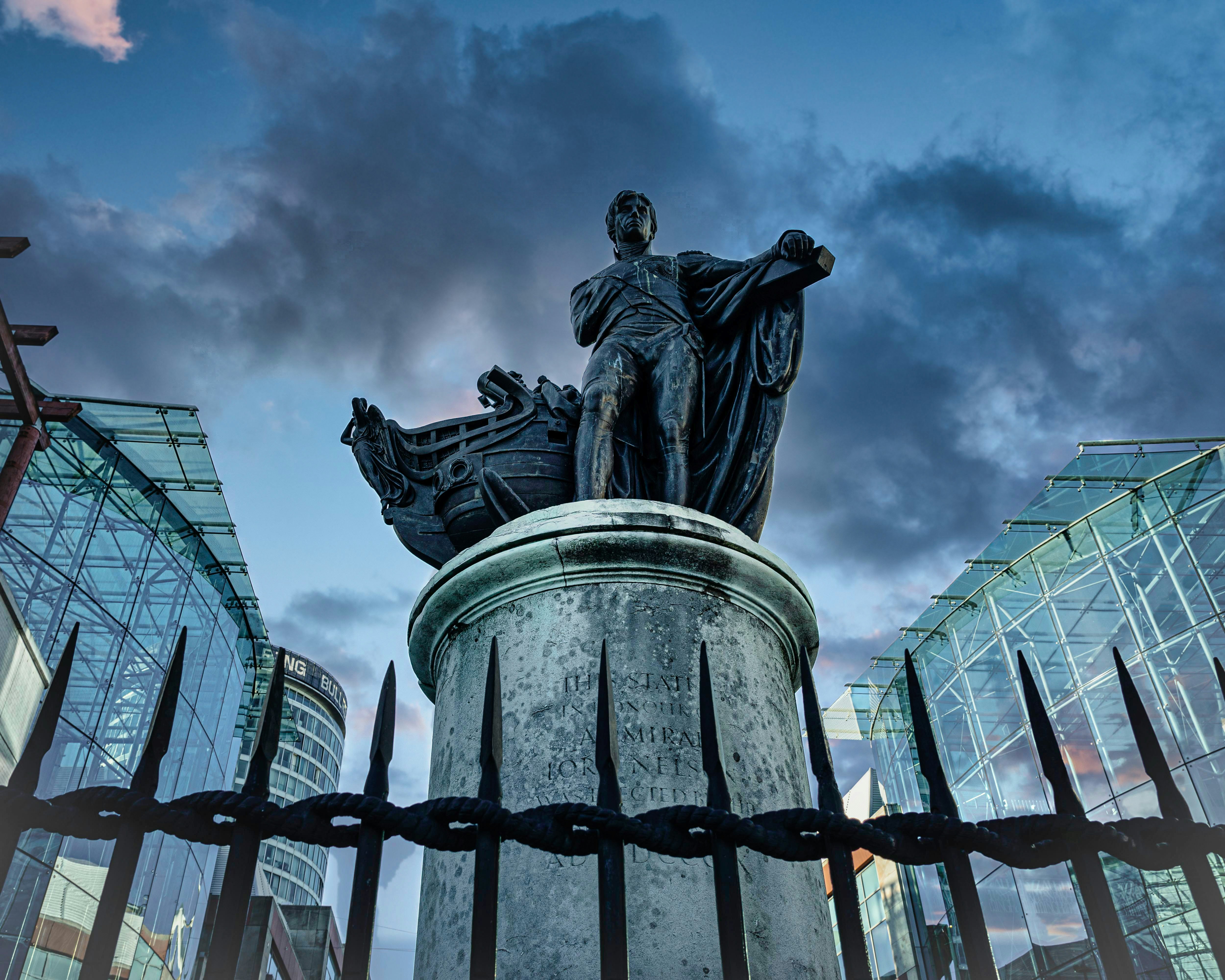 eine Statue einer Person, die eine Waffe hält