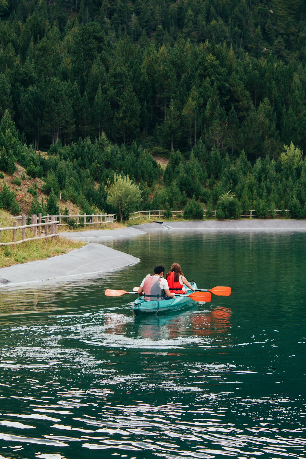 Un couple de personnes en canot sur un lac