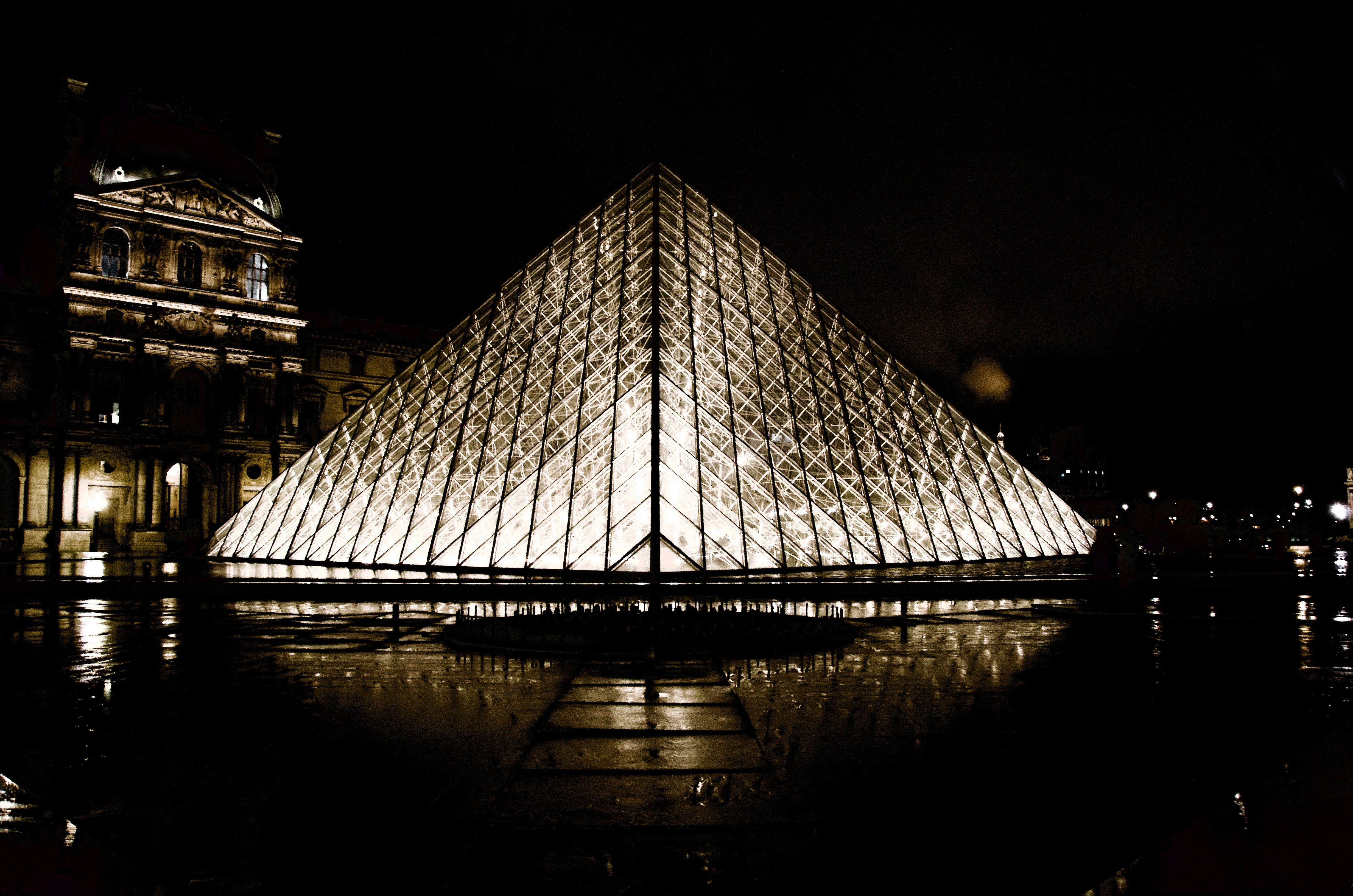 Une grande pyramide de verre