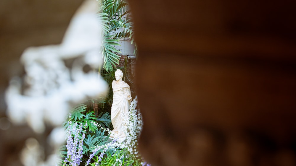 Una pequeña estatua en un árbol