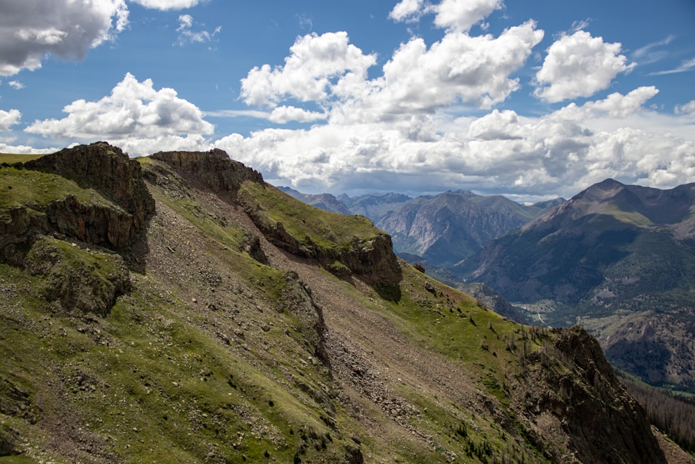 Un valle cubierto de hierba con montañas al fondo