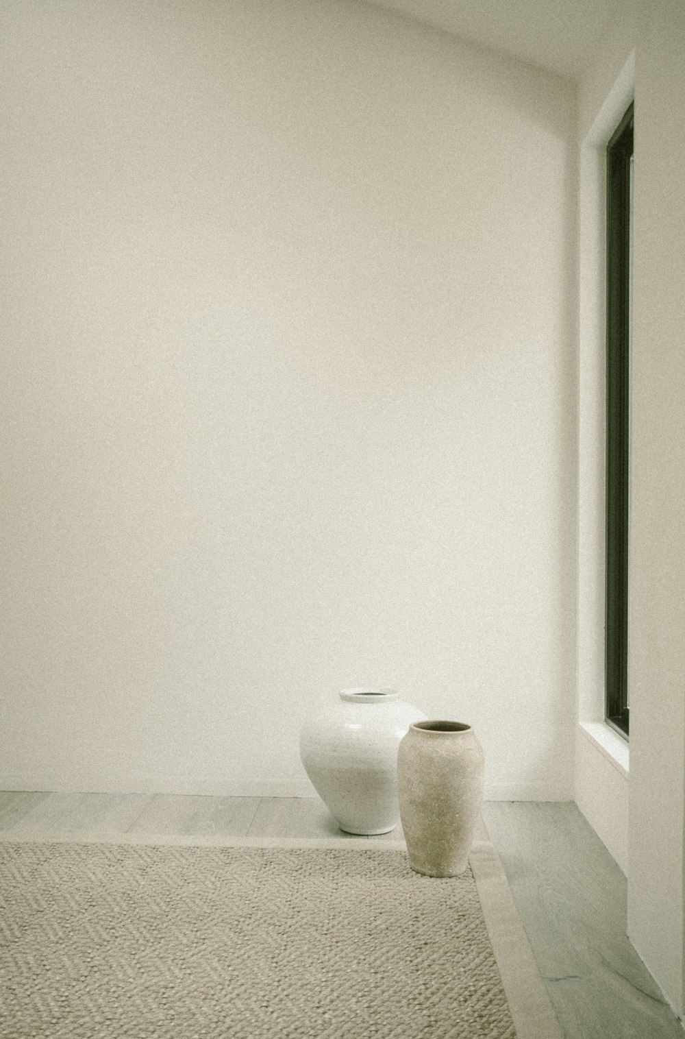eine Vase und eine Vase in einem Raum