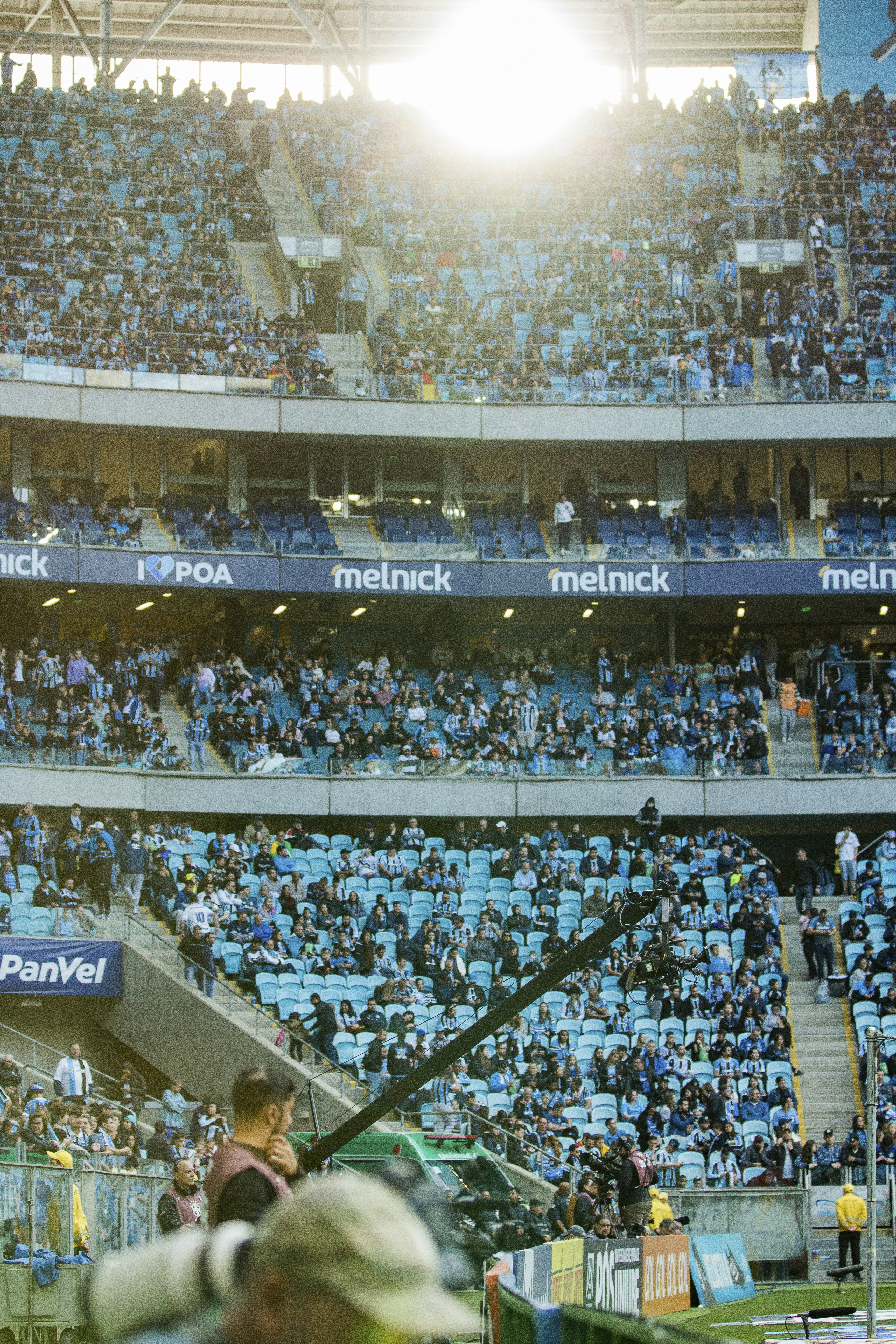 stadion yang dipenuhi dengan orang