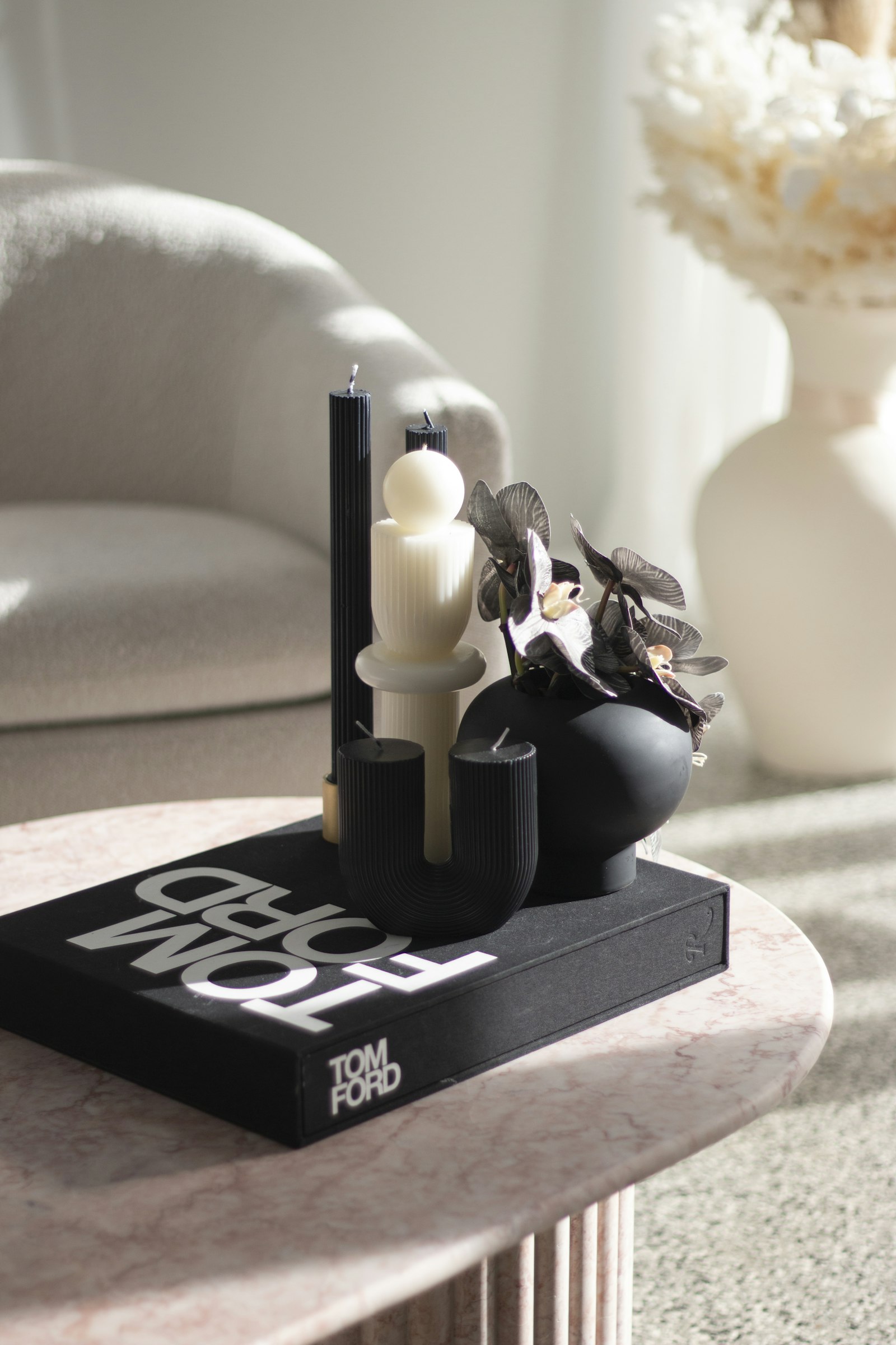 A fresh, beautifully styled coffee table vignette