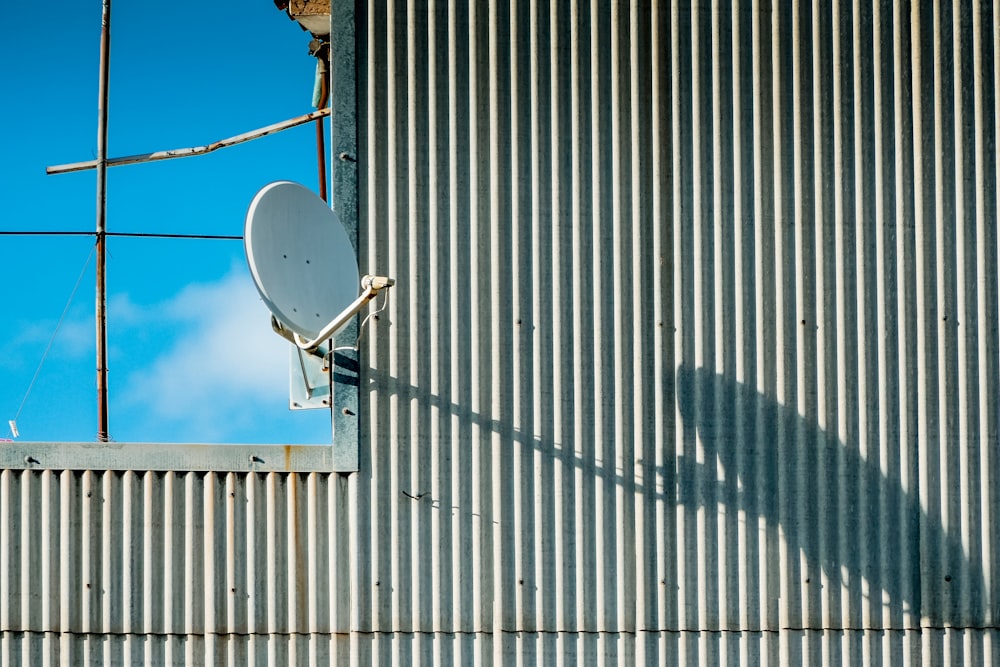 uma antena parabólica em um telhado