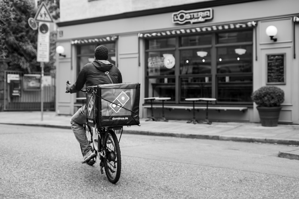 um homem que monta uma bicicleta