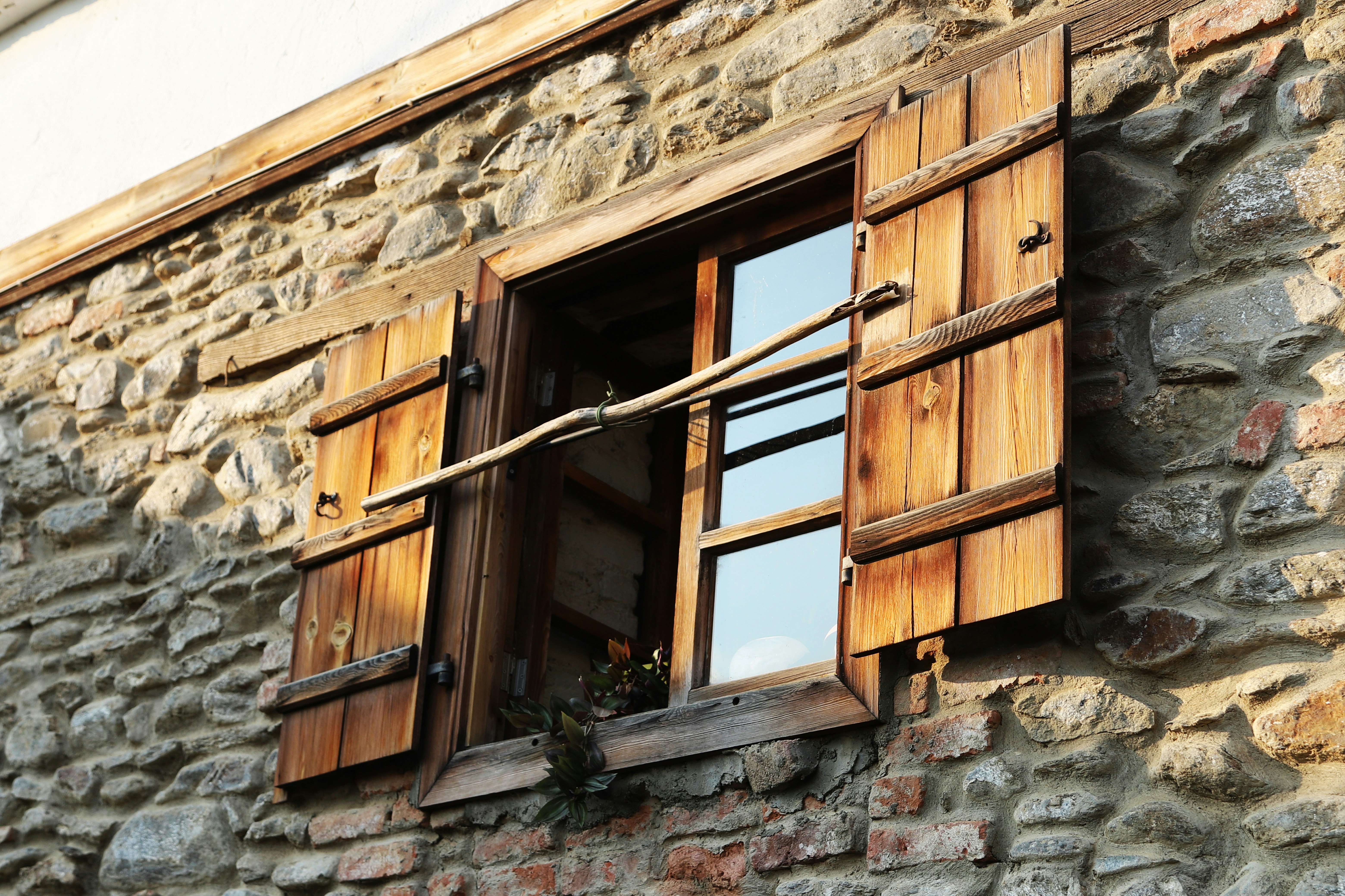 A window in a stone building photo – Free Window Image on Unsplash