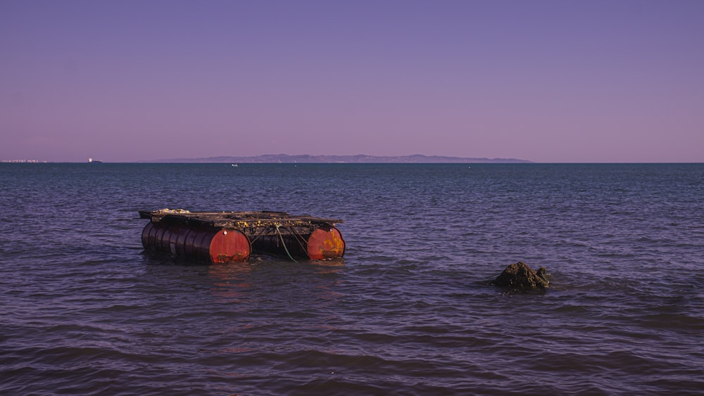 Un barco en el agua