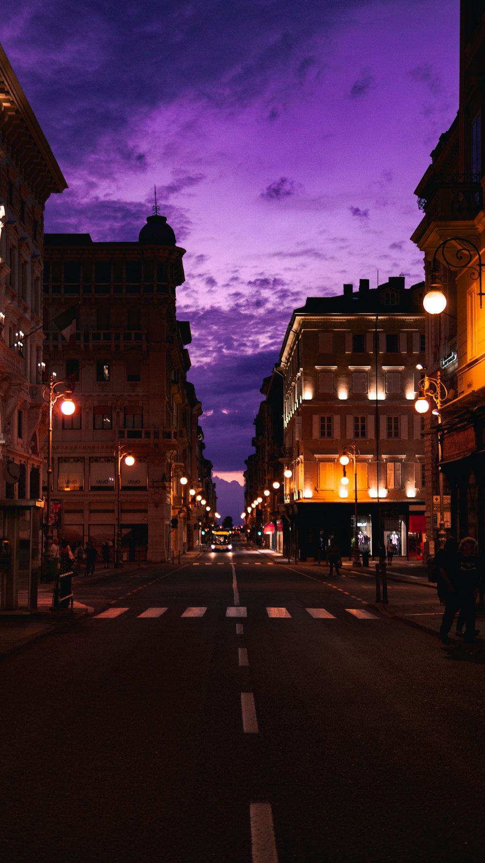 una calle con edificios a ambos lados