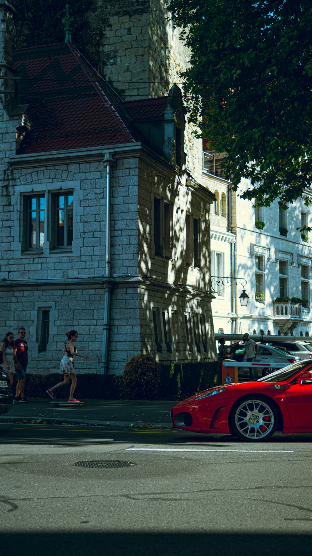 Ein roter Sportwagen parkt am Straßenrand