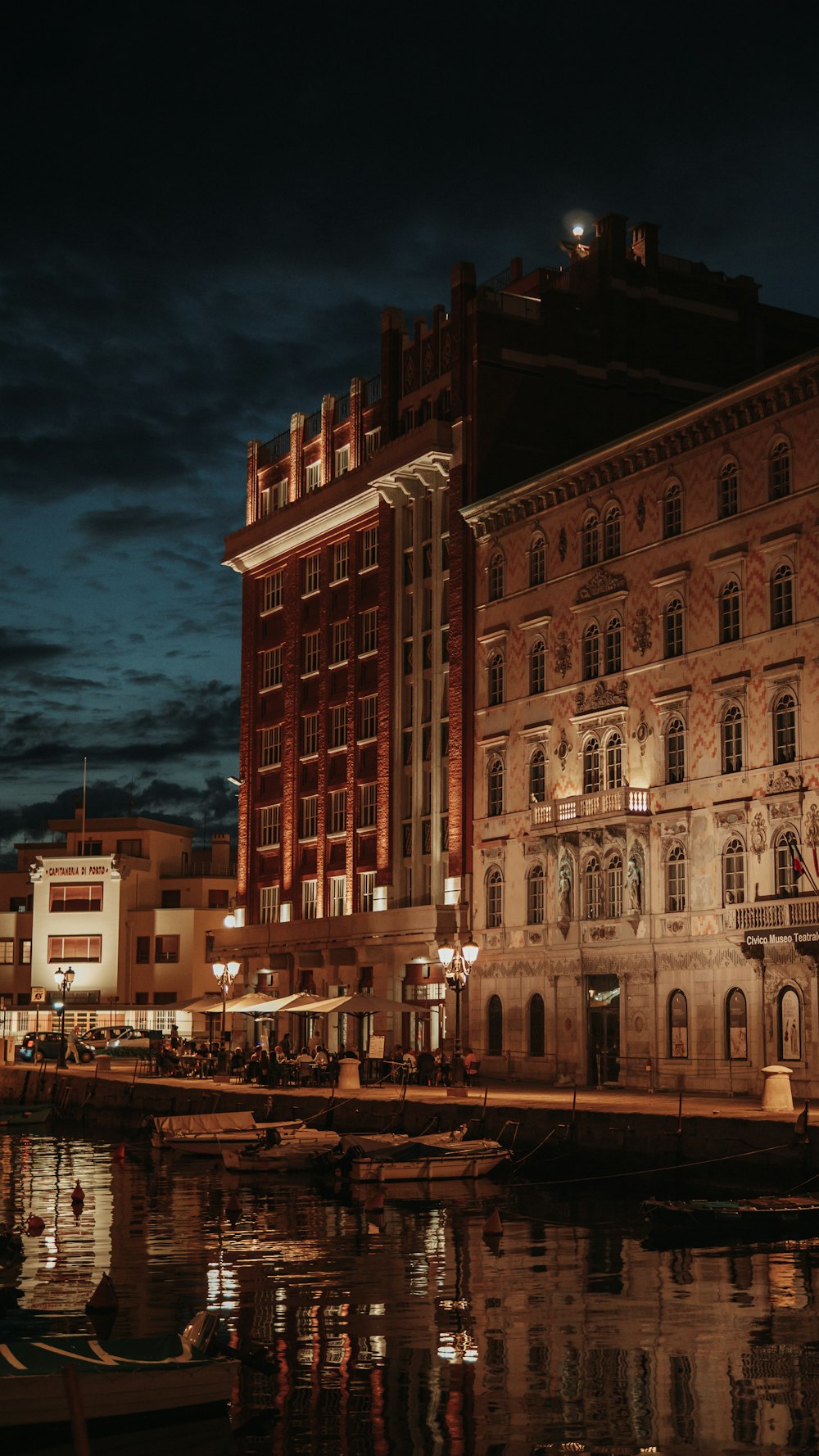 um edifício com um corpo de água em frente a ele