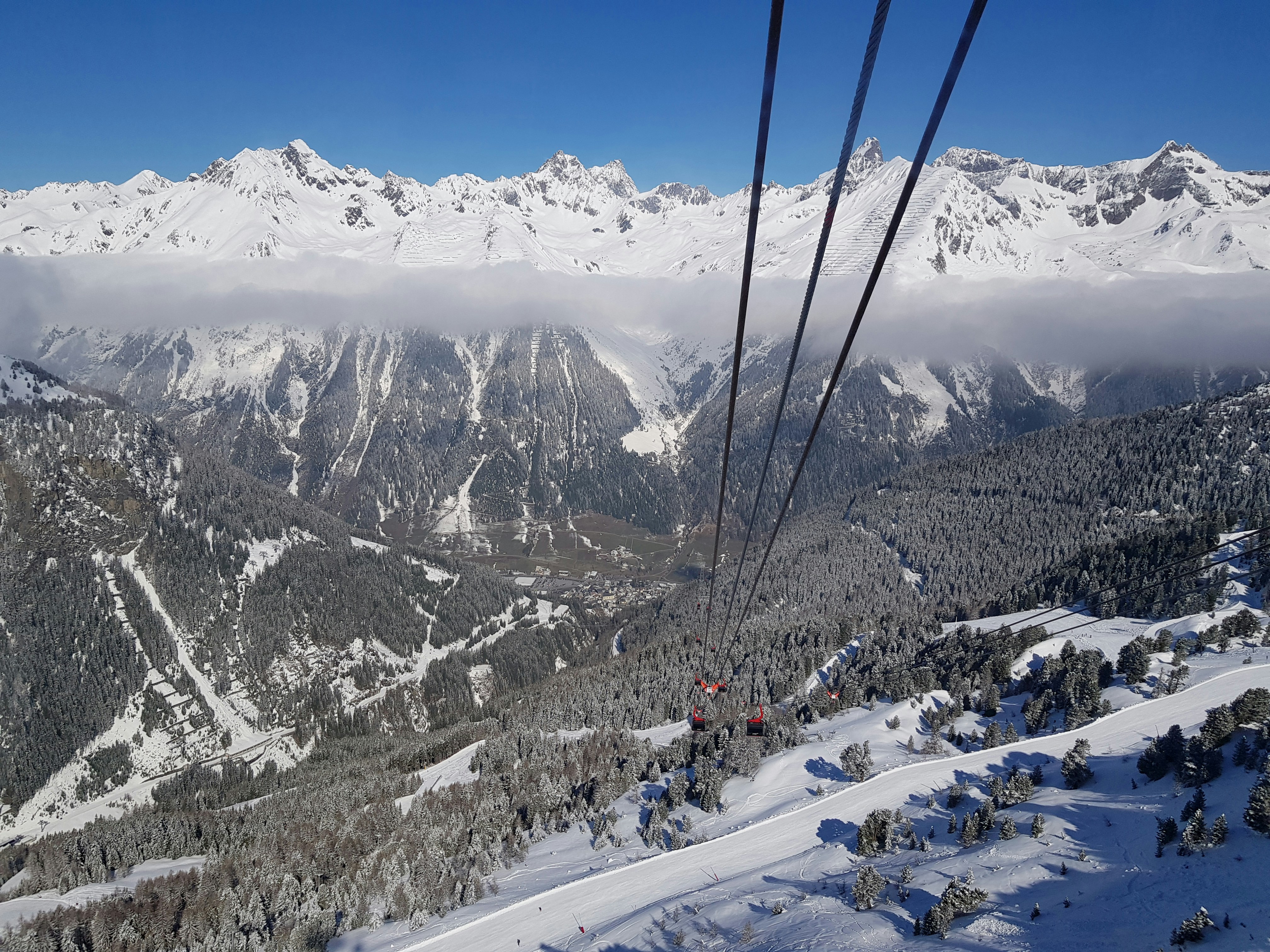 Une remontée mécanique qui monte en montagne photo Photo Ischgl