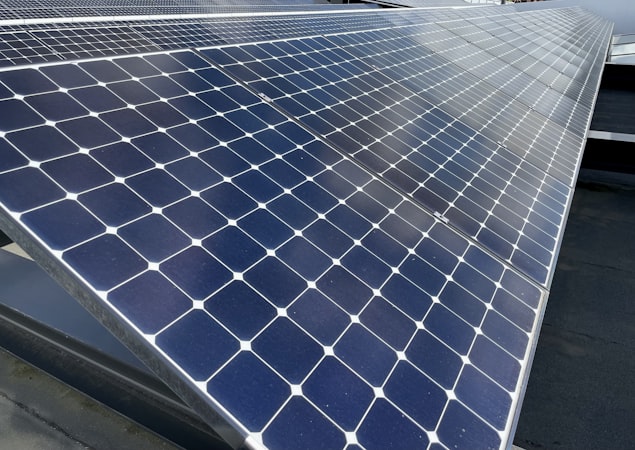 屋根に設置された太陽光パネル