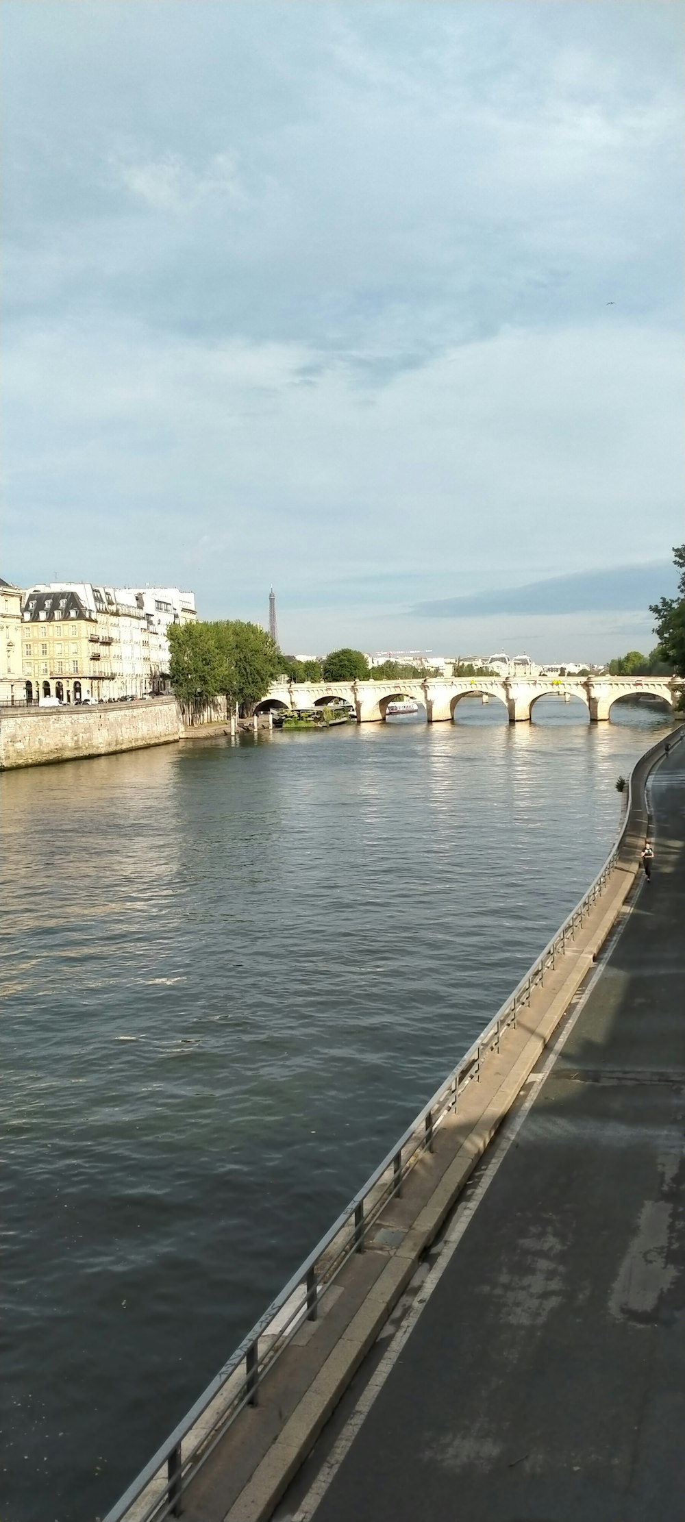 un plan d’eau avec un pont et des bâtiments en arrière-plan