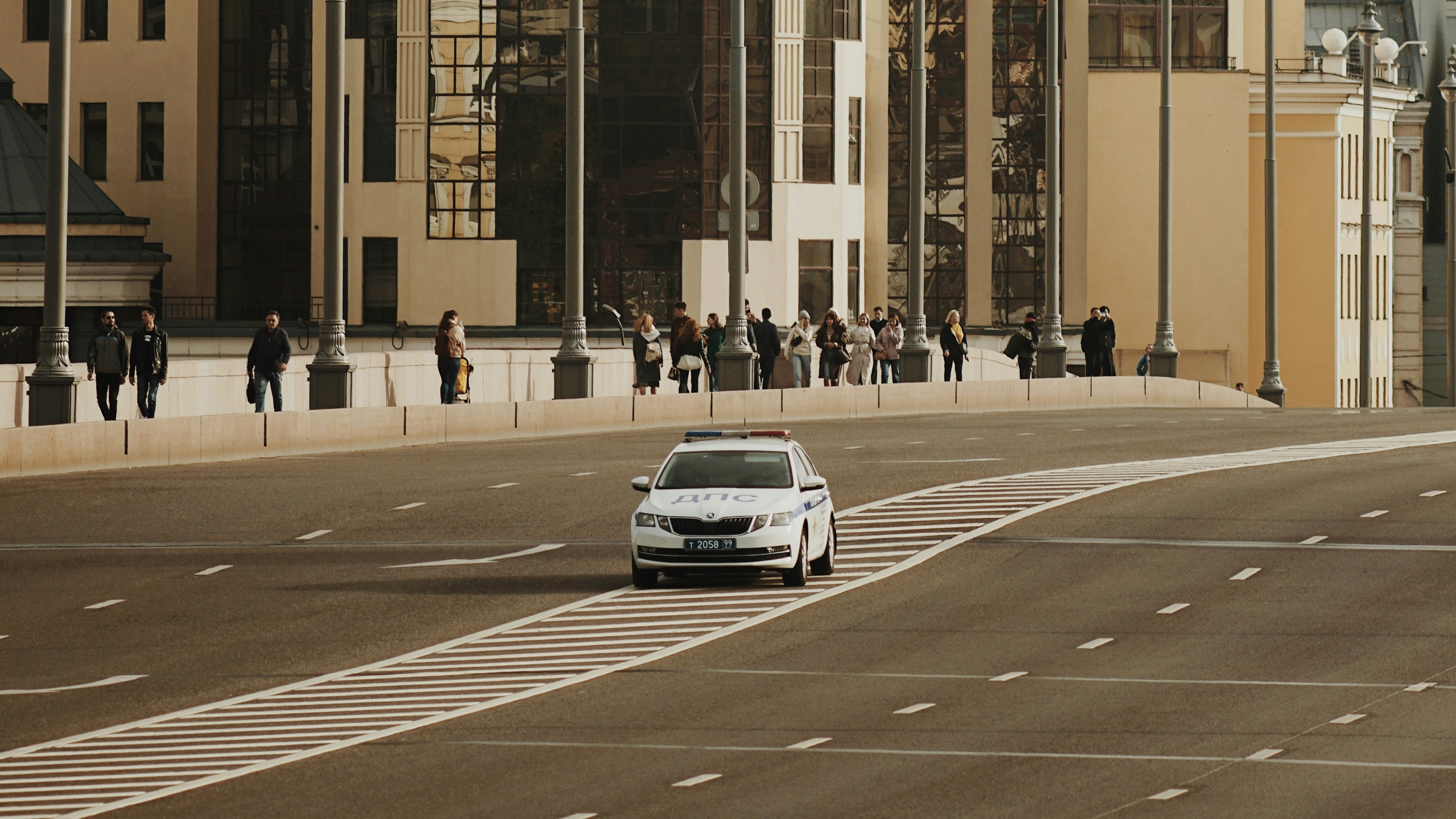 Early 1900s vintage car in a museum, similar to the first Lohner-Porsche hybrid