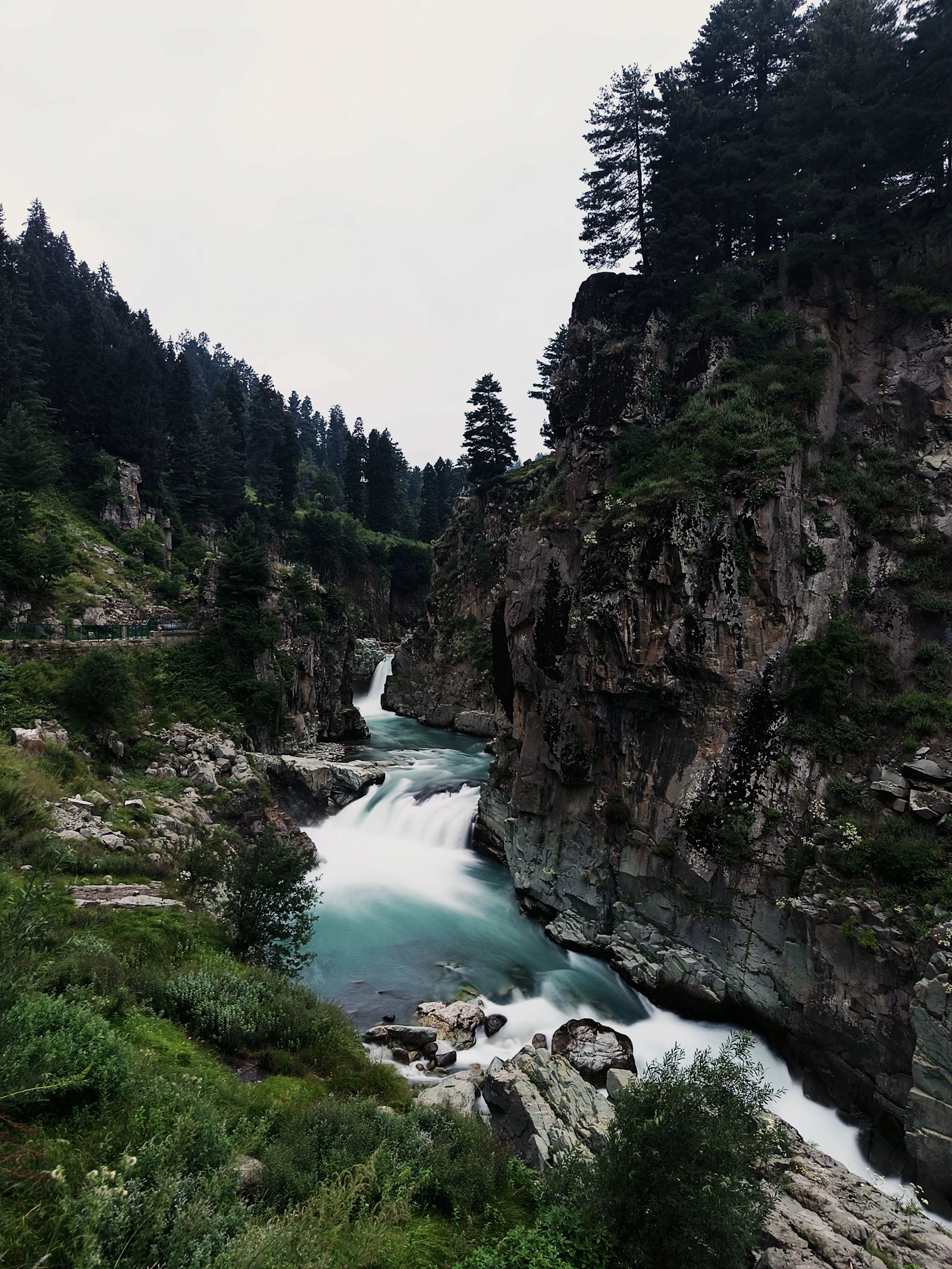 Banjar Valley, Jibhi Waterfalls & Chehni Kothi Heritage Tour preview 3