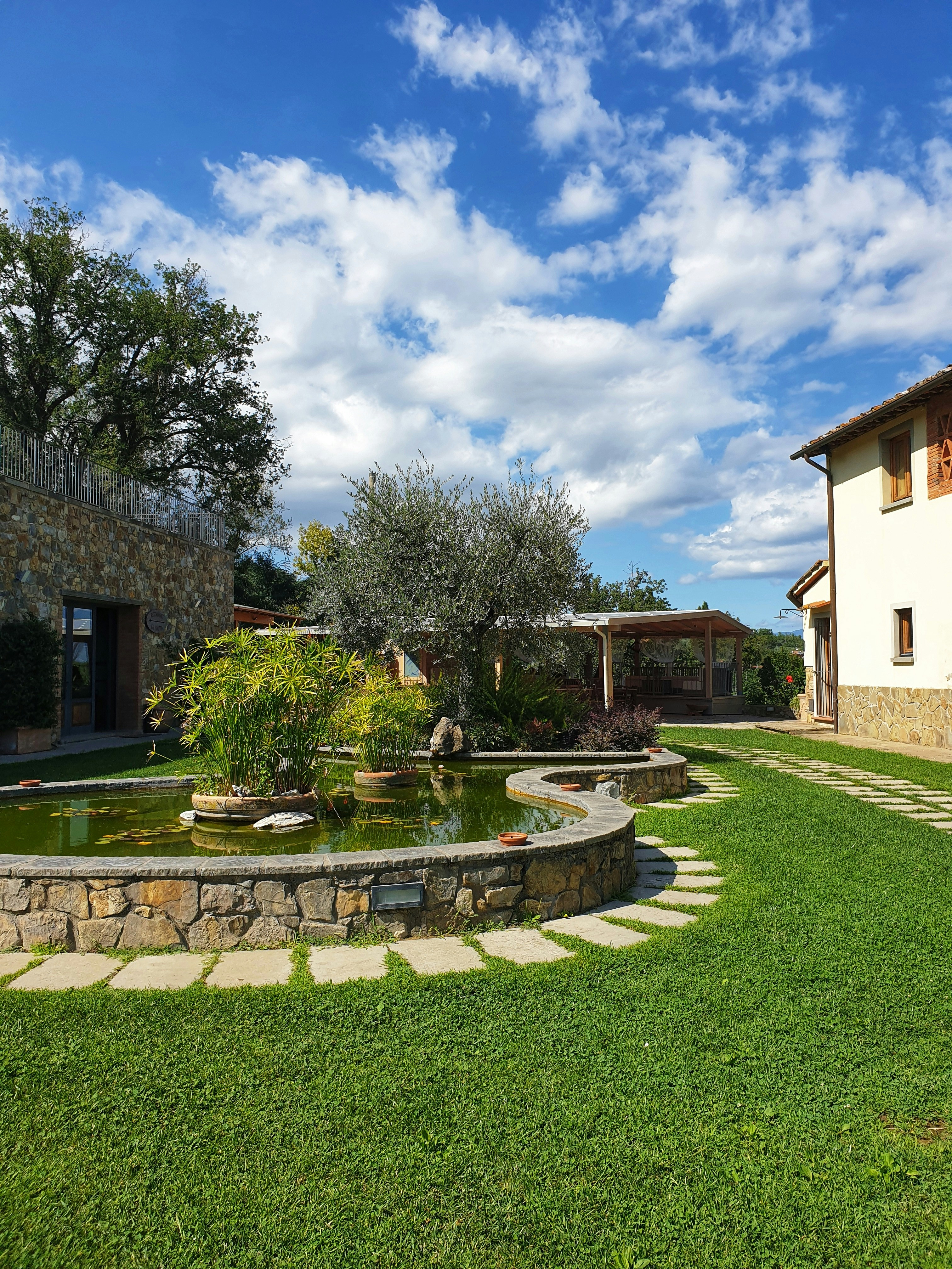 Un pequeño estanque en un patio foto – Imagen de Fondo de pantalla 4k  gratuita en Unsplash, image size:3000x4000