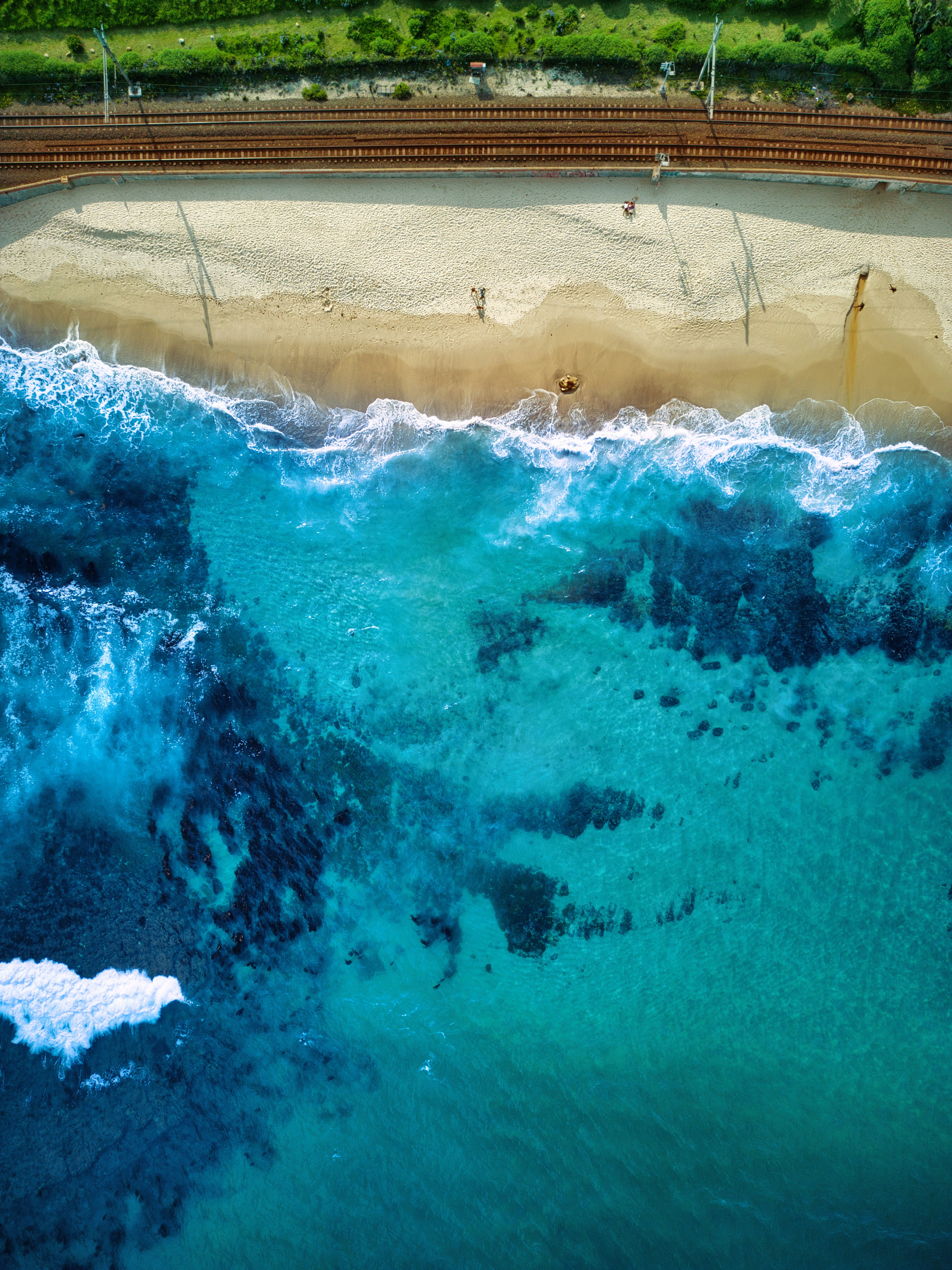 배경에 다리가있는 큰 폭포