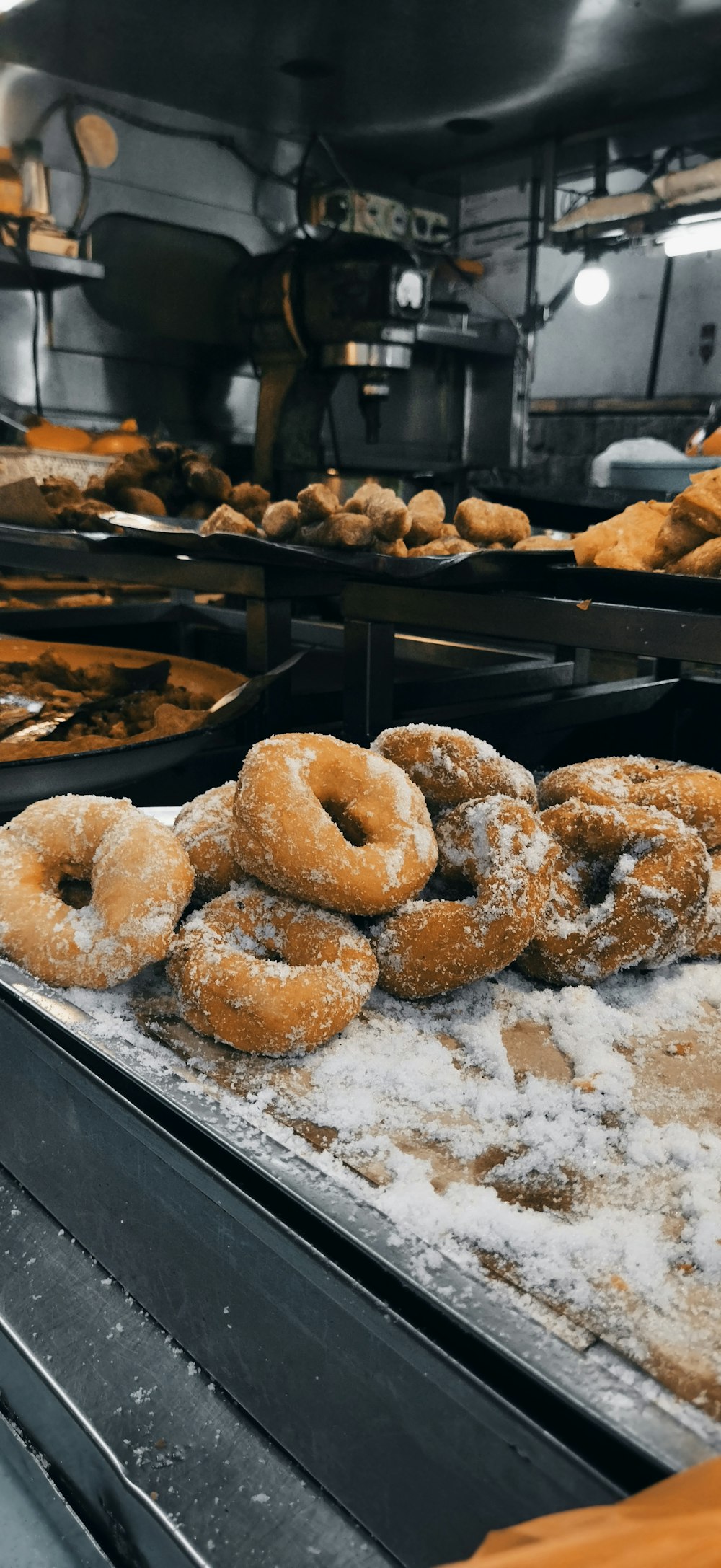 Donas en una cinta transportadora