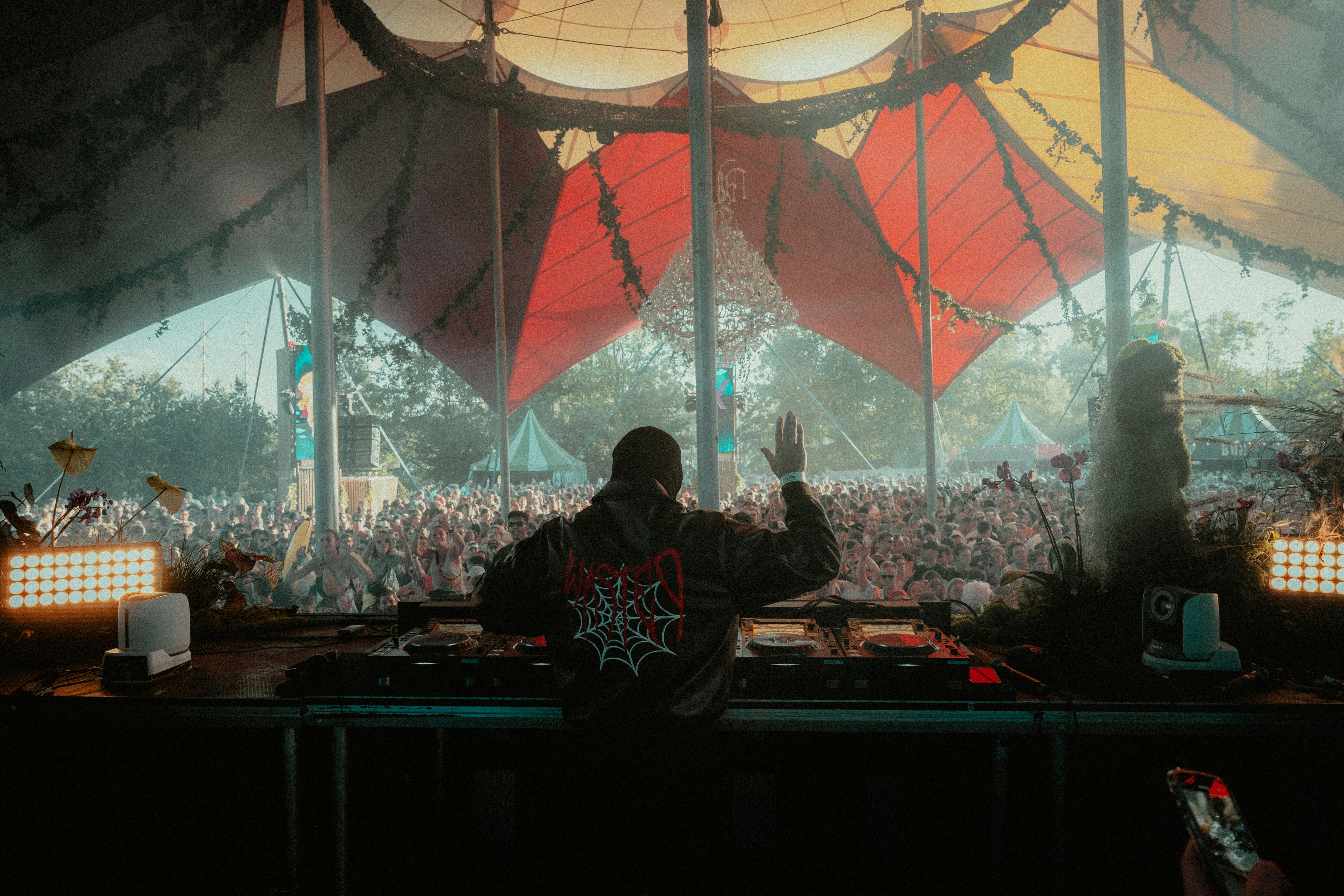 Un hombre sentado en un bar